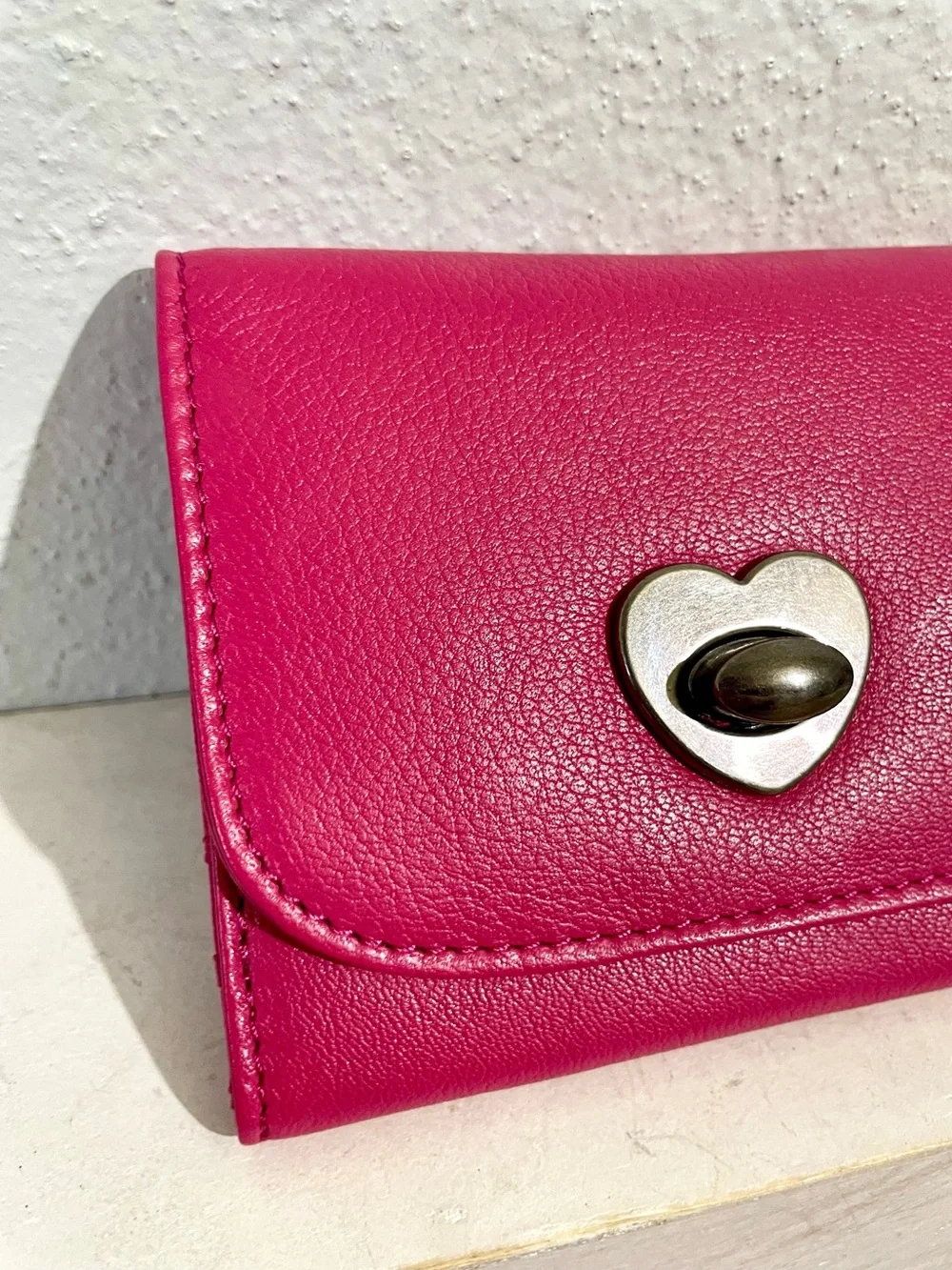 Free People Pink Pebbled Leather Wallet Heart Turn Lock Bifold Card Holder Y2K